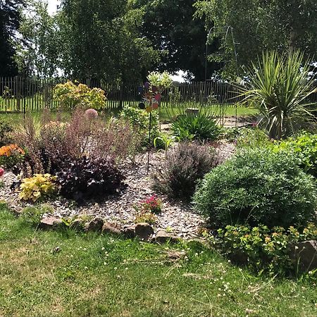 Savigny-le-Vieux Le Jardin Des Fees Bed & Breakfast エクステリア 写真