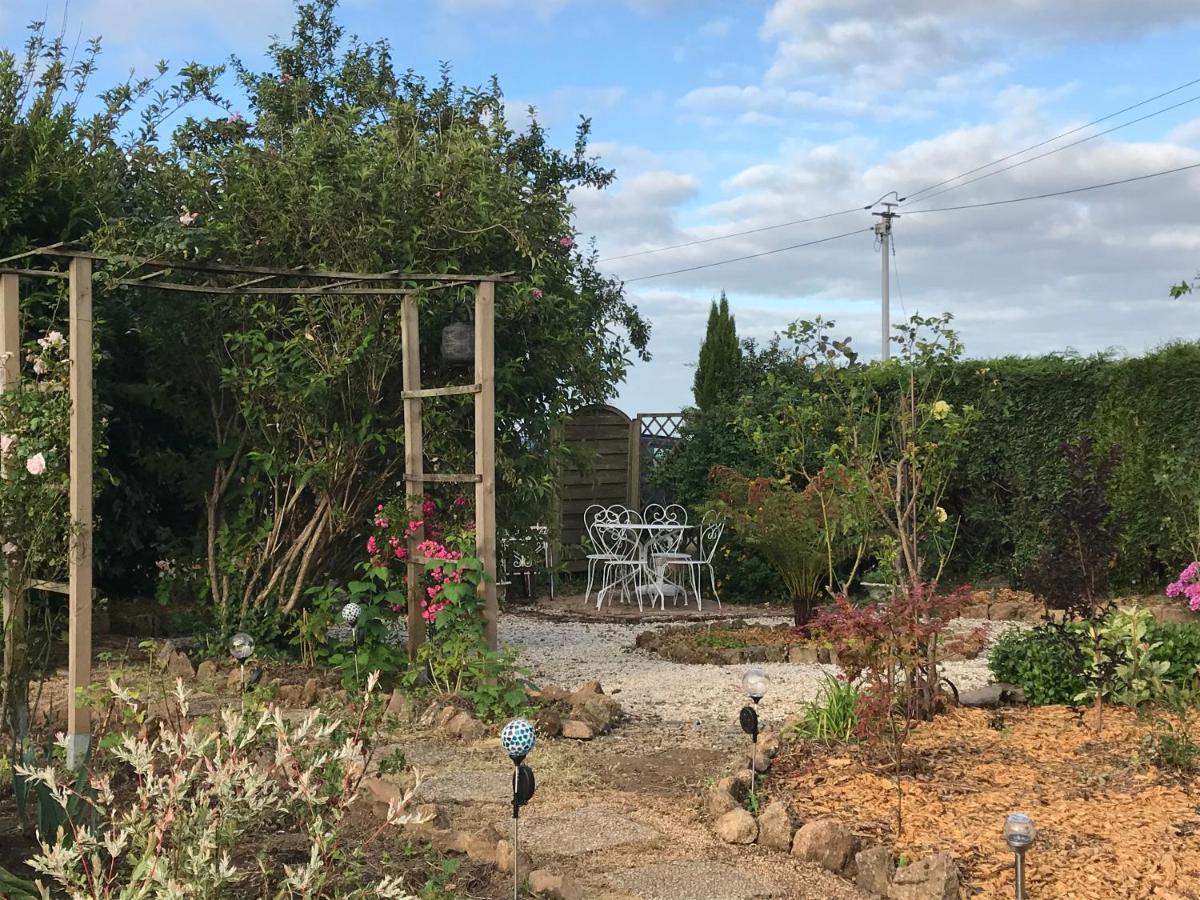Savigny-le-Vieux Le Jardin Des Fees Bed & Breakfast エクステリア 写真